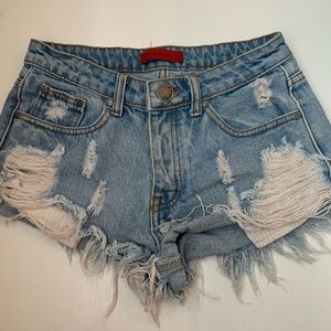Distressed mid rise shorts!